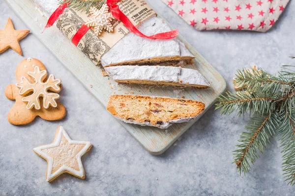 Geleneksel bir Avrupa pastasını fındık ve şekerli meyvelerle çaldılar, şekerle kaplandılar ve parçalara ayrıldılar.