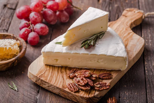 Segmento Queijo Brie Vaca Macia Camembert Francês Sobre Tábua Madeira — Fotografia de Stock