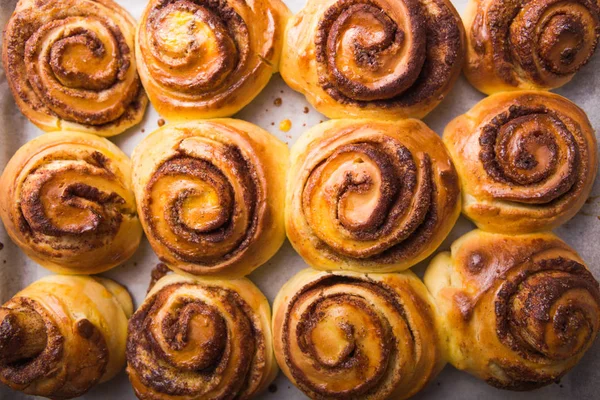 Donmuş muzdan yapılmış dondurma. Vejetaryen dondurması. Lezzetli vejetaryen konsepti