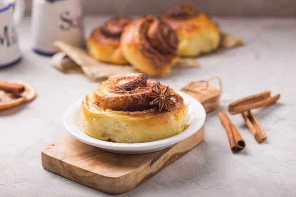 Donmuş muzdan yapılmış dondurma. Vejetaryen dondurması. Lezzetli vejetaryen konsepti