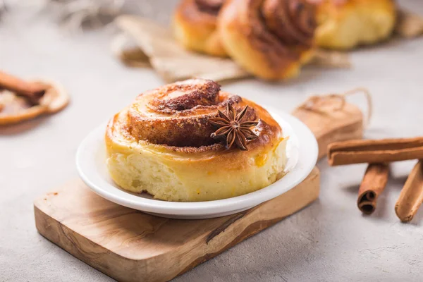 Donmuş muzdan yapılmış dondurma. Vejetaryen dondurması. Lezzetli vejetaryen konsepti