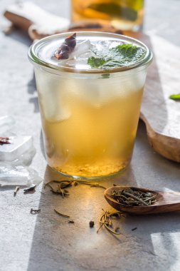 Bardakta limon yeşili çay ve anason buzu. Sağlıklı probiyotik içecek