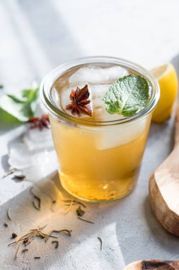 Buzlu soğuk limonlu yeşil çay. Sağlıklı yaz probiyotik içeceği