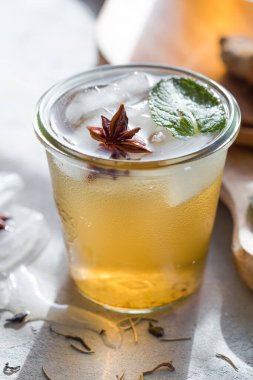 Kombu çayı ya da buzlu çay. Fermente edilmiş süper yiyecek, Pro Biyotik yaz içeceği naneli, Lemon, beton masa, açık hava. Boşluğu kopyala.