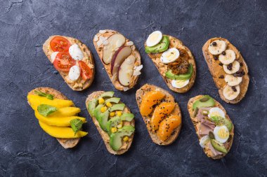 İtalyan antipatik atıştırmalıklarıyla aperatifler. Fırça ya da otantik İspanyol tapas seti, çeşitlilik