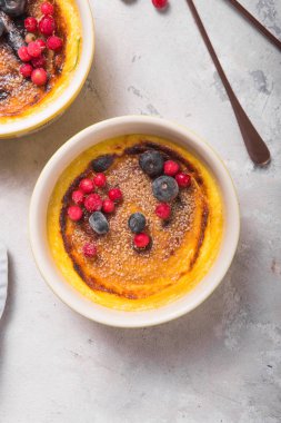 Creme brulee - geleneksel Fransız vanilyalı tatlı üzerine karamelize şeker, Portekiz çölü.