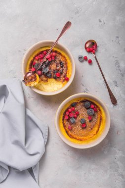 Creme brulee - geleneksel Fransız vanilyalı tatlı üzerine karamelize şeker, Portekiz çölü.