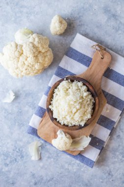 Kesme tahtasında karnabahar unu ve sebze. Sağlıklı yiyecekler. Yop görünümü