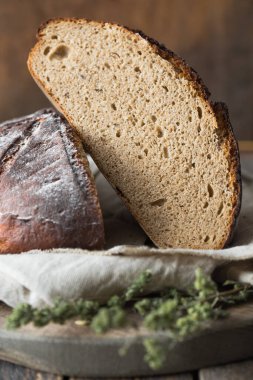 Ekmek parası. Taze pişmiş organik buğday ekmeği..