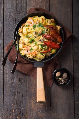 Kerevitli deniz ürünleri fettucine makarna, ahtapot karidesleri, taş tepside. Gurme yemeği