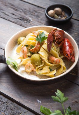 Kerevitli deniz ürünleri fettucine makarna, ahtapot karidesleri, taş tepside. Gurme yemeği