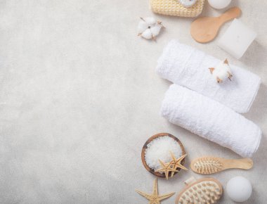 Beyaz beton arka planda güzellik ürünleri ve aletler. Üst görünüm kopyalama alanı