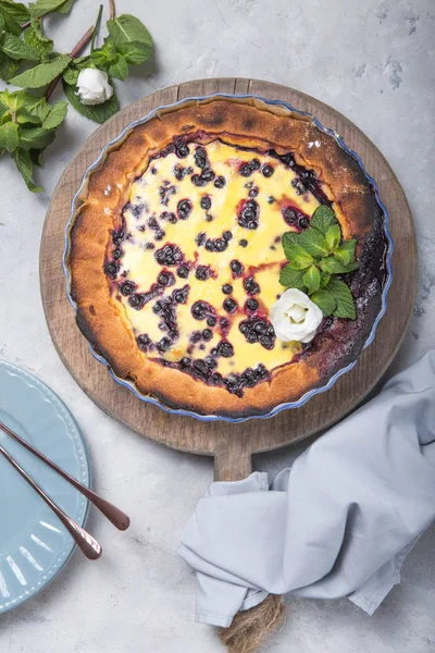 Clafoutis Tradicional Pastel Bayas Francesas Postre Mesa Madera Rústica — Foto de Stock