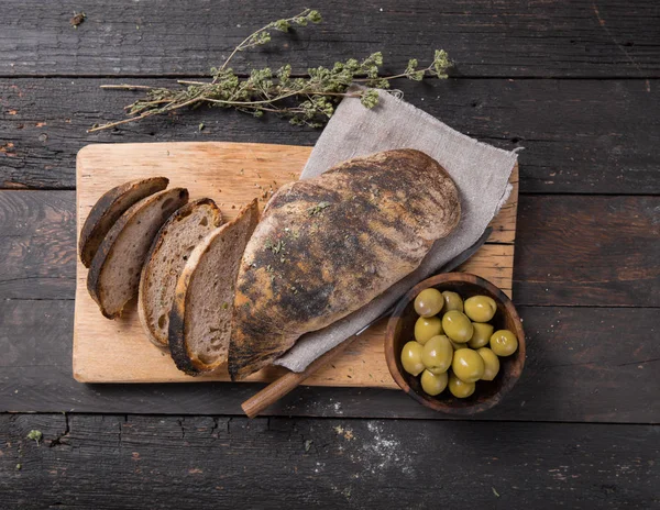 Świeży Włoski Chleb Ciabatta Zaczyn Ziołami Oliwki Drewnianym Tle Widok — Zdjęcie stockowe