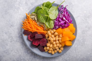 Nohut, pancar, taze ıspanak, balkabağı ve mor lahanalı Buda Kasesi. Sağlıklı vejetaryen detoks dengeli yemek kavramı. Üst Manzara. Boşluğu kopyala.