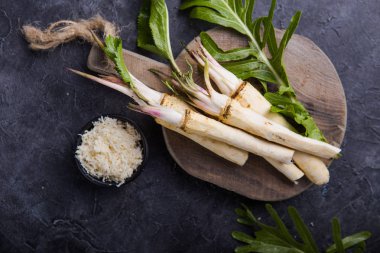 Taze orgaanik yabanturpu veya ahşap kesim tahtasında at turpu kökü. en üstteki görünüm