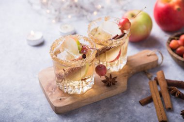 Noel Baharatlı Elma Şarabı veya punç içeceği. Mevsimlik düşüncelere dalmış Geleneksel sonbahar, kış içecekleri ve elmalı, tarçınlı, anason kokteylleri.