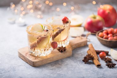 Noel Baharatlı Elma Şarabı veya punç içeceği. Mevsimlik düşüncelere dalmış Geleneksel sonbahar, kış içecekleri ve elmalı, tarçınlı, anason kokteylleri.