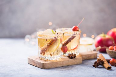 Noel Baharatlı Elma Şarabı veya punç içeceği. Mevsimlik düşüncelere dalmış Geleneksel sonbahar, kış içecekleri ve elmalı, tarçınlı, anason kokteylleri.