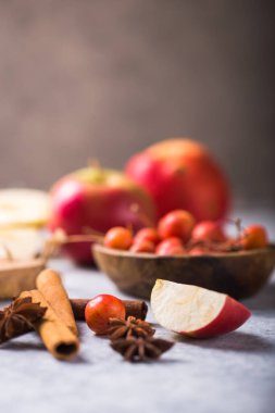 Tarçınlı çubuk, arka planda kırmızı elma. Seçici odaklanma. Kopyalama alanı bileşimi