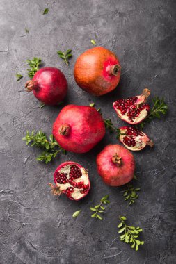 Siyah taş bir masada sulu ve olgun nar. en üstteki görünüm