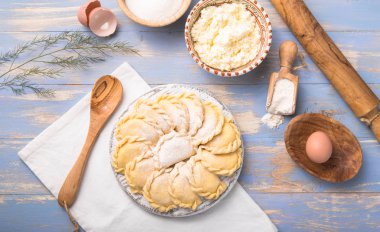 Çiğ mantı, pierogi veya pirohy, varenky, vareniki, içinde süzme peynir ile servis edilir. Ulusal Rus mutfağı, doğal organik ev yapımı fırın ürünü, yukarıdan görüş..
