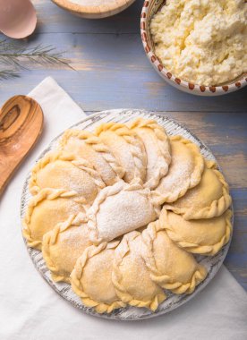 Çiğ mantı, pierogi veya pirohy, varenky, vareniki, içinde süzme peynir ile servis edilir. Ulusal Rus mutfağı, doğal organik ev yapımı fırın ürünü, yukarıdan görüş..