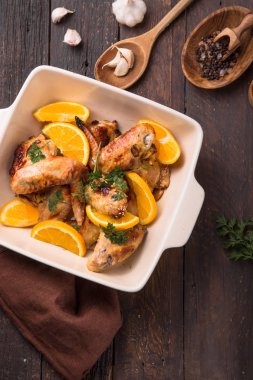 Tatil yemeği. Portakal dilimli kızarmış tavuk kanadı. Geleneksel şenlik yemekleri