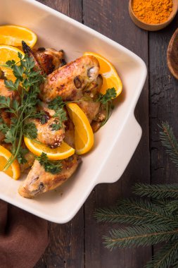 Noel yemeği. Portakal dilimli kızarmış tavuk kanadı. Geleneksel şenlik yemekleri