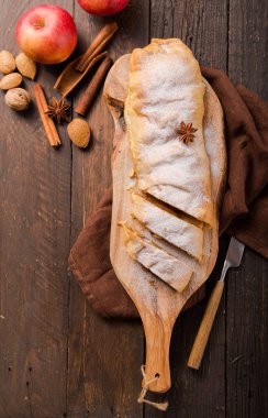 Elmalı Pastalı Çörek Pastası Kapanışı. Tarçınlı Avusturya Puff Parçası. Pastane Doğum Günü Kahvaltısı İçin Kesildi. Ev yapımı Apfelstrudel Gurme Kabuğu