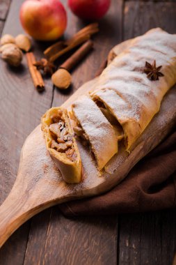 Elmalı Pastalı Çörek Pastası Kapanışı. Tarçınlı Avusturya Puff Parçası. Pastane Doğum Günü Kahvaltısı İçin Kesildi. Ev yapımı Apfelstrudel Gurme Kabuğu