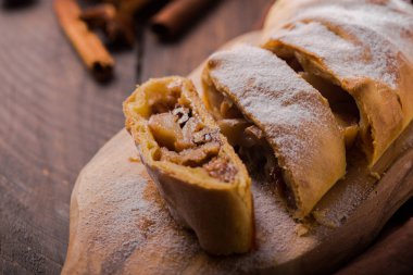 Elmalı Pastalı Çörek Pastası Kapanışı. Tarçınlı Avusturya Puff Parçası. Pastane Doğum Günü Kahvaltısı İçin Kesildi. Ev yapımı Apfelstrudel Gurme Kabuğu