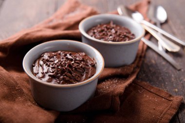 Sıcak Fransız tatlıları. Seramik Bakeware 'de çikolatalı puding. en üstteki görünüm