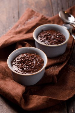 Sıcak Fransız tatlıları. Seramik Bakeware 'de çikolatalı puding. en üstteki görünüm