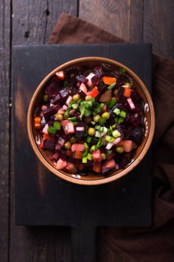 Rus mutfağından çeşitli sebze salatası - vinaigrette - pancar salatası. en üstteki görünüm