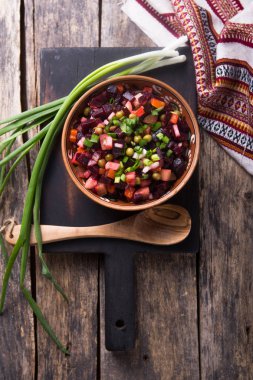 Rus mutfağından çeşitli sebze salatası - vinaigrette - pancar salatası. en üstteki görünüm