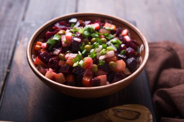 Rus mutfağından çeşitli sebze salatası - vinaigrette - pancar salatası. en üstteki görünüm