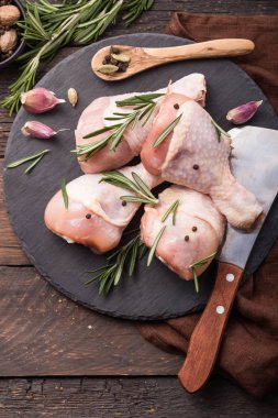 Tavuk eti - pişmemiş but ya da hamur işlerinde kullanılan malzemelerle birlikte bacaklar. Üst görünüm