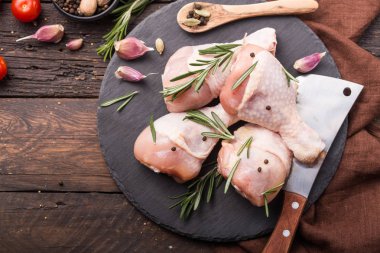 Tavuk eti - pişmemiş but ya da hamur işlerinde kullanılan malzemelerle birlikte bacaklar. Üst görünüm