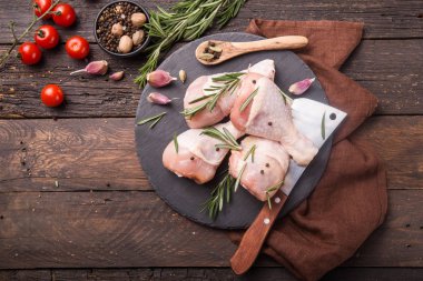 Tavuk eti - pişmemiş but ya da hamur işlerinde kullanılan malzemelerle birlikte bacaklar. Üst görünüm