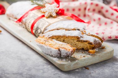 Geleneksel bir Avrupa pastasını fındık ve şekerli meyvelerle çaldılar, şekerle kaplandılar ve parçalara ayrıldılar.