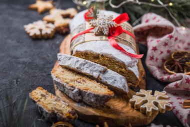 Çalınmış. Kurutulmuş böğürtlen ve fındıklı ev yapımı Noel tatlısı. Tarçın, portakal dilimleri, Noel ağacı dalları, zencefilli ekmek, seçici odak noktası.