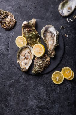 Taze açık istiridye. Sağlıklı deniz ürünleri. Restoranda akşam yemeği. Gurme yemeği. Karanlık arka plan. Üst Manzara Sağlıklı deniz yemekleri.
