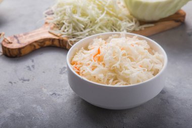 Ev yapımı lahana turşusu köyü mayalanmış lahana. Vejetaryen salatası rustik stil organik sebze iyi sağlık için harika. Geleneksel Rus kış yemeği. Probiyotik gıda konsepti.
