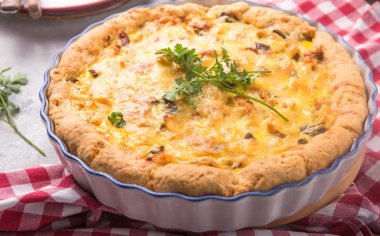 Ot turtası. Bireysel açık tavuk mantarlı tart ve puf böreği. en üstteki görünüm