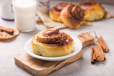 Şekerleme fırını. Beton arka planda tarçınlı tatlı, yumuşak rulo çörek. Noel yemeği tarifi