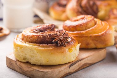 Şekerleme fırını. Beton arka planda tarçınlı tatlı, yumuşak rulo çörek. Noel yemeği tarifi