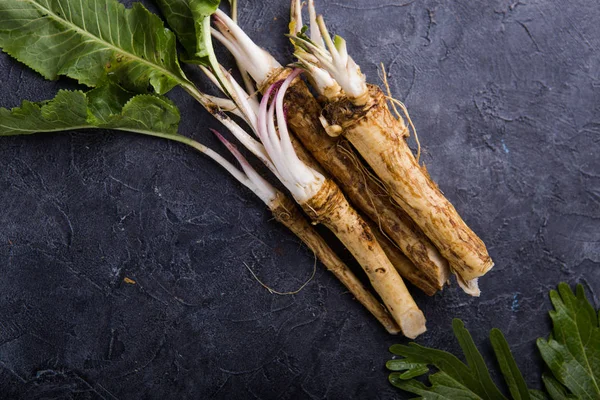 Rábano Picante Organico Fresco Raíz Rábano Picante Sobre Tabla Cortar —  Fotos de Stock