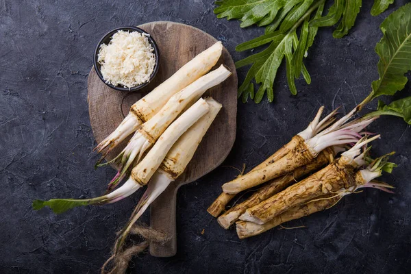 Świeży Organiczny Chrzan Lub Korzeń Rzodkiewki Drewnianej Desce Krojenia Widok — Zdjęcie stockowe