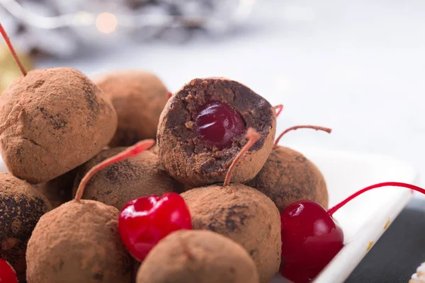 Słodkie Świąteczne Cukierki Stole Deserowym Czekoladowe Kulki Herbatników Wiśniami Loli — Zdjęcie stockowe